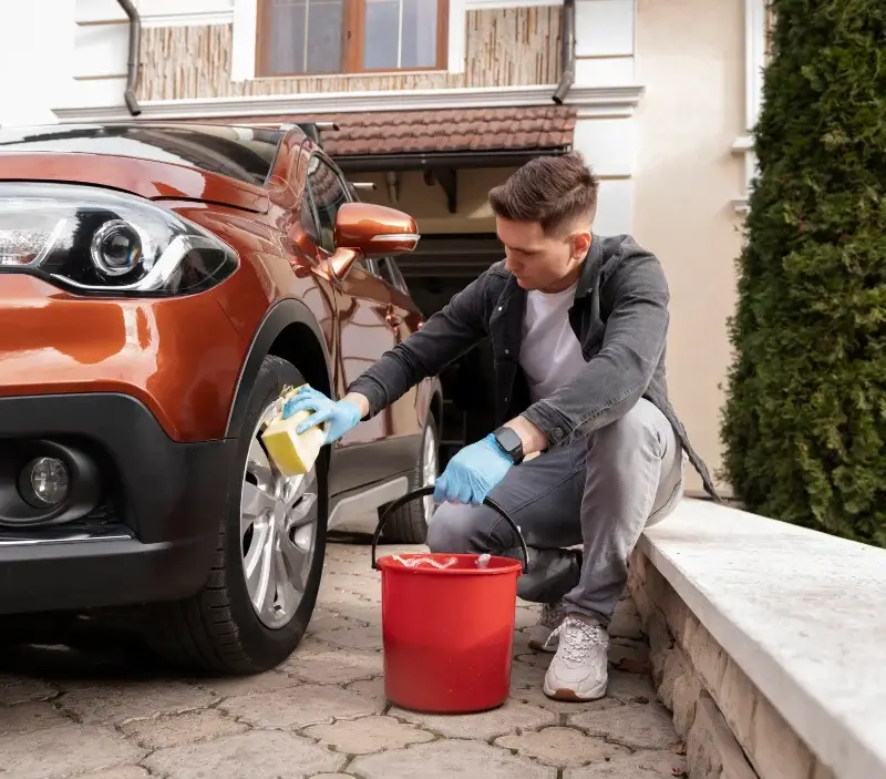 Lavage auto à domicile Pamproux : professionnel intervenant sur un véhicule